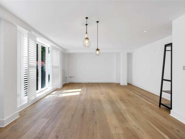 Flat for sale in Finsbury, Greater London
