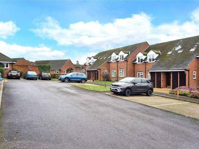 Flat for sale in Tattenham Corner, Red Hill