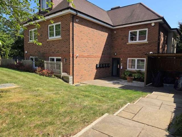 Flat for sale in Oaklands, Fretherne