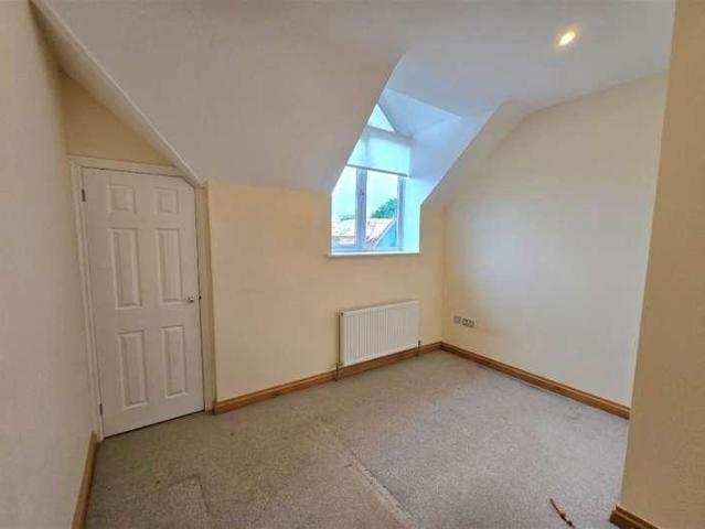 Flat for sale in Fole, Surrey