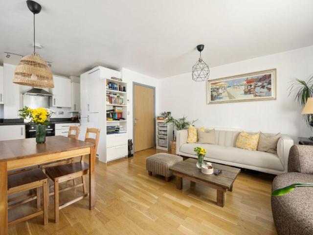 Flat for sale in Hayes, Greater London