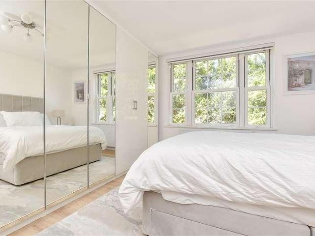 Flat for sale in Carshalton Beeches, Greater London