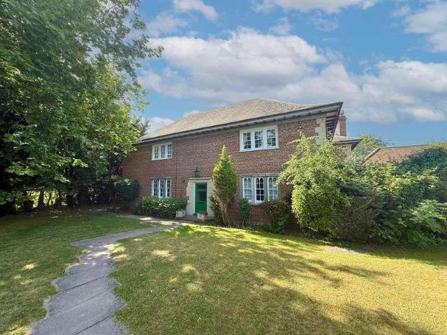 Flat for sale in Weston Turville, Buckinghamshire