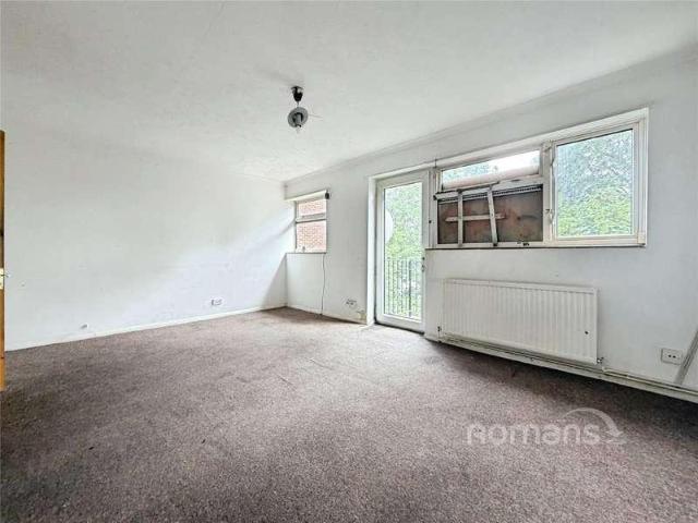 Flat for sale in Heol-las, Surrey