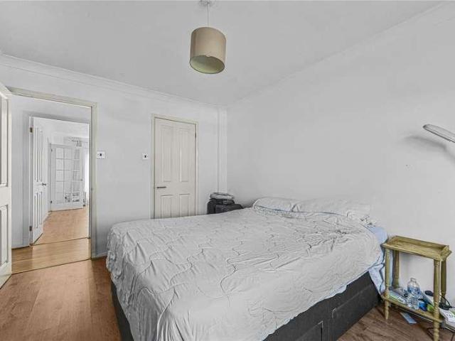 Flat for sale in Heol-las, Surrey