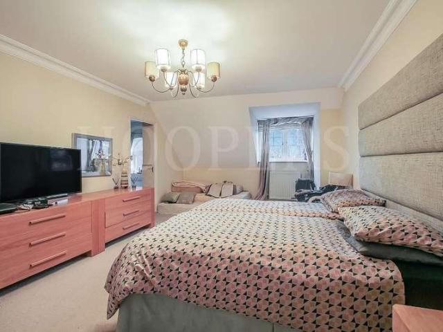 Flat for sale in Pinner, Hatch End