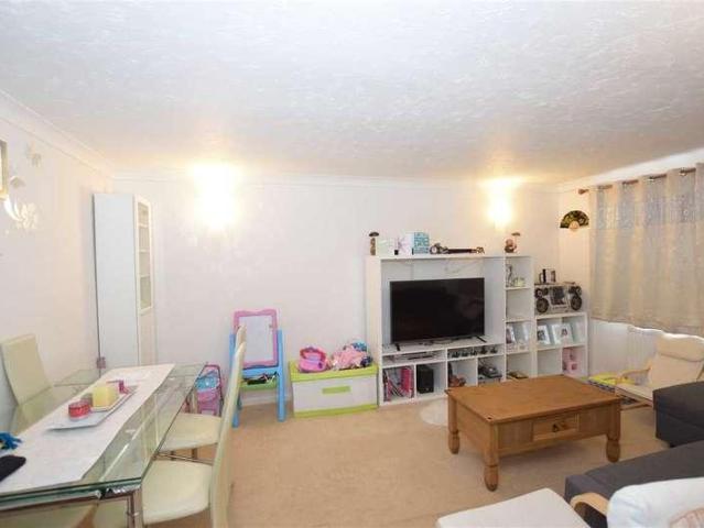 Flat for sale in Kingswood, North Watford