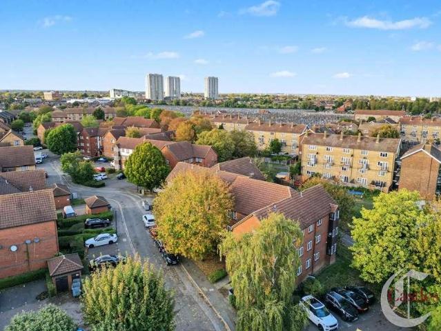 Flat for sale in Lower Edmonton, Greater London