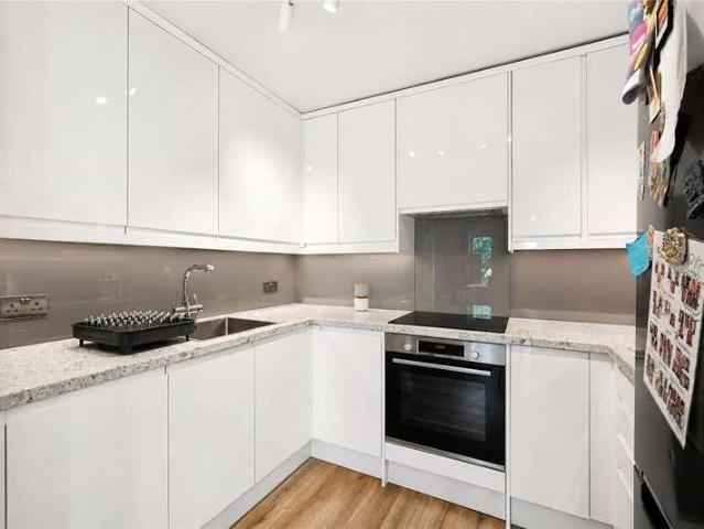Flat for sale in Holloway, Greater London