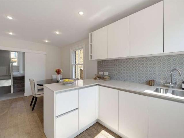 Flat for sale in Clapham Junction, Greater London