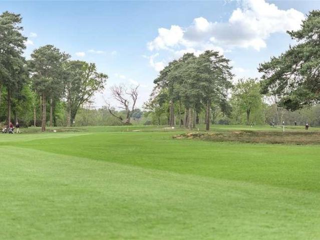 Flat for sale in Woking, Surrey