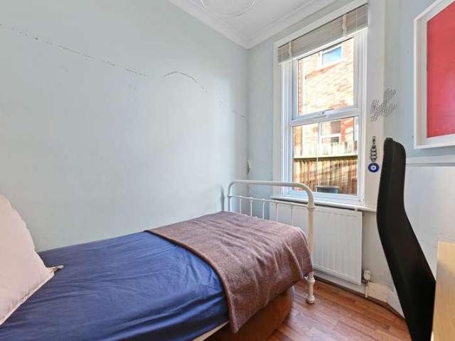 Flat for sale in Lane, Greater London