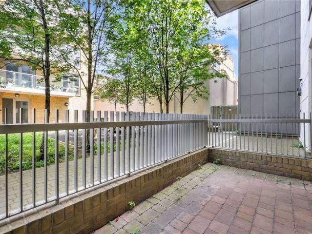 Flat for sale in Ratcliffe, Limehouse