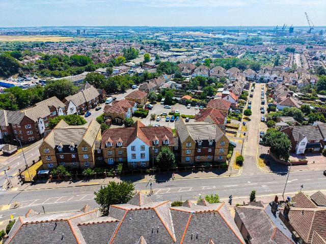 Flat for sale in Grays, Essex