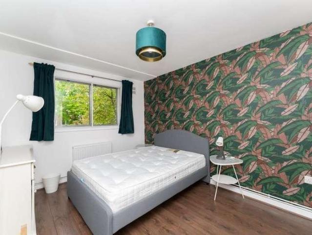 Flat for sale in London Borough of Ealing, Park Royal