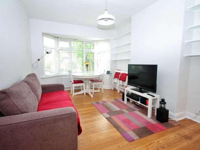 Flat for sale in New Malden, Greater London