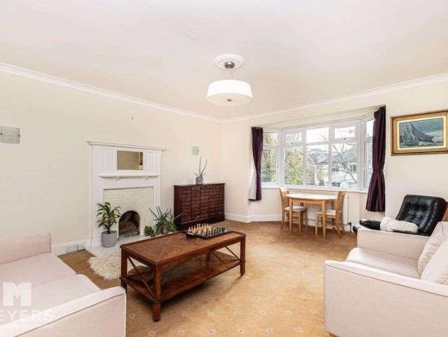 Flat for sale in Pokesdown, Bournemouth