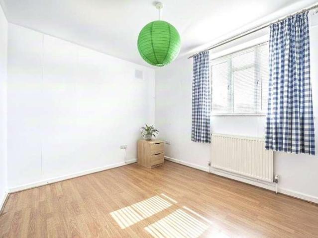 Flat for sale in Streatham Hill, Greater London