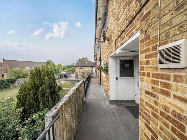 Flat for sale in Yeading, Greater London
