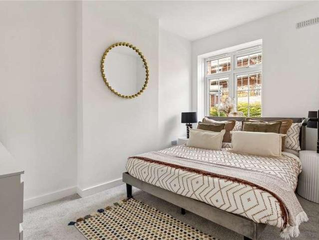 Flat for sale in Summerstown, Greater London