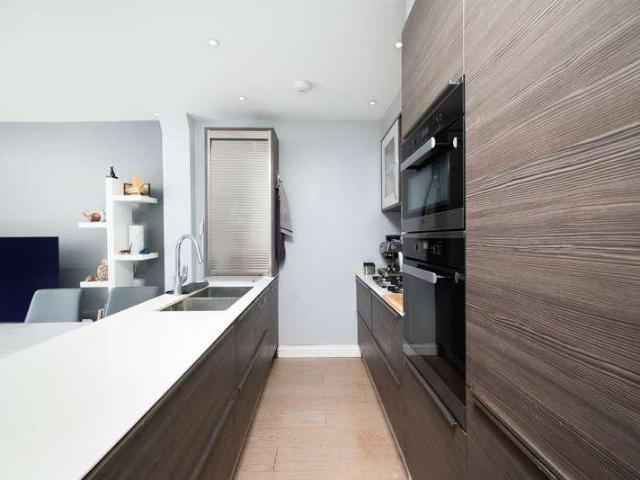 Flat for sale in Temple Fortune, Greater London