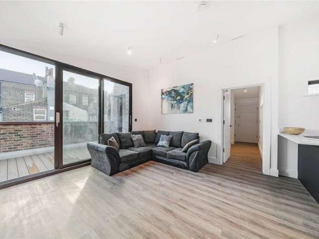 Flat for sale in E12, London