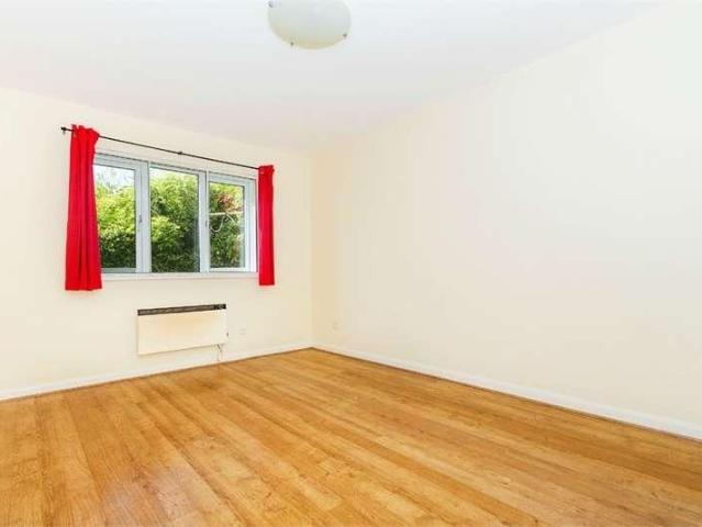 Flat for sale in Southlea, Datchet