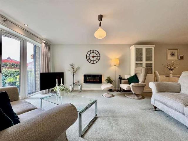 Flat for sale in Benomley, Kirklees