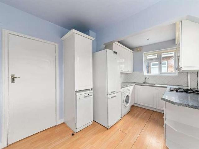 Flat for sale in London Borough of Merton, Raynes Park