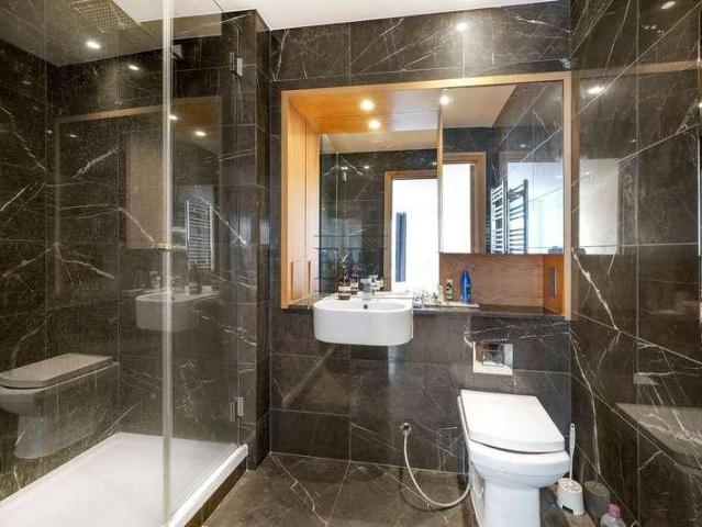 Flat for sale in Isle Of Dogs, Greater London