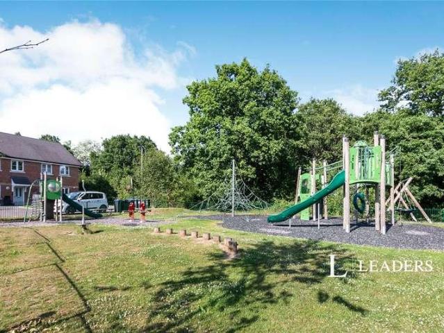 Flat for sale in Heol-las, Surrey