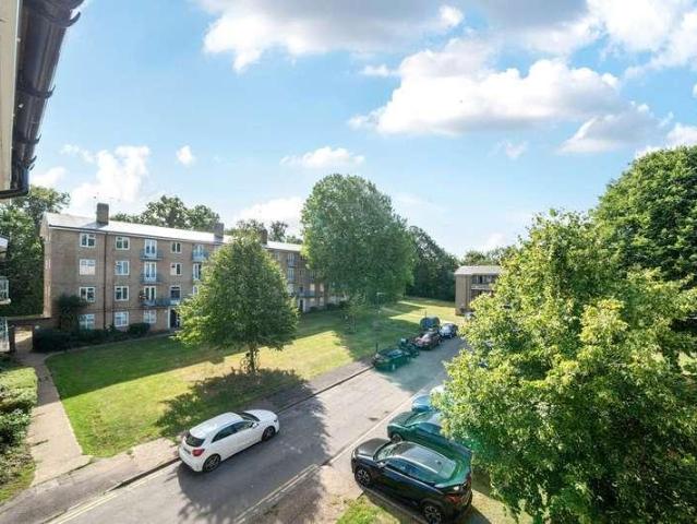 Flat for sale in Pinner, Greater London