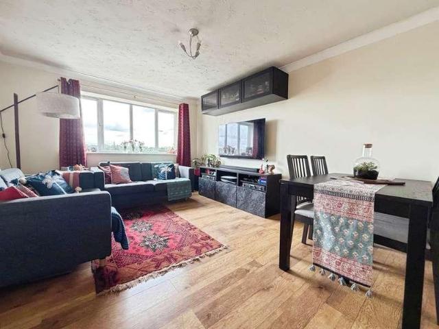 Flat for sale in Dee Park, Reading