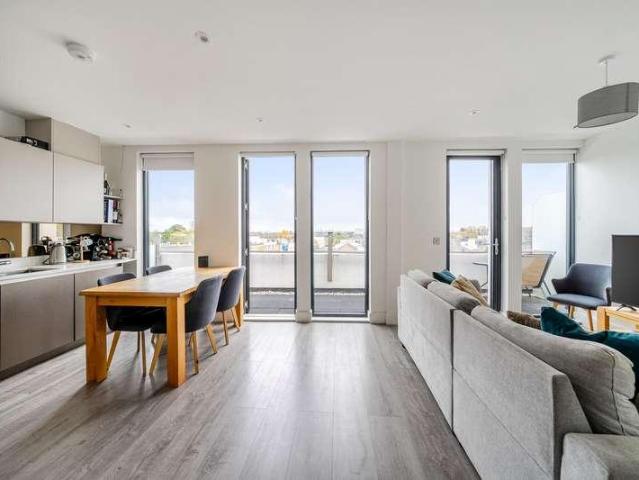 Flat for sale in London Borough of Islington, Greater London