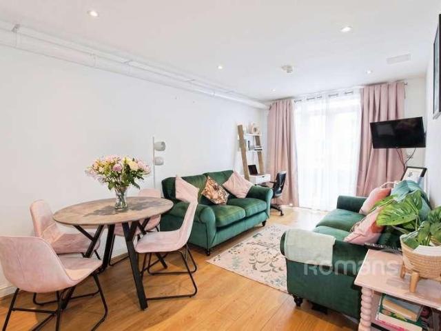 Flat for sale in Heol-las, Surrey