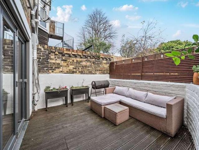 Flat for sale in Stroud Green, Greater London