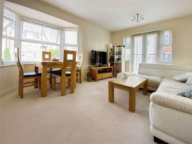 Flat for sale in Wokingham, Berkshire