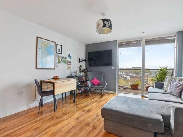 Flat for sale in London Borough of Hounslow, Greater London