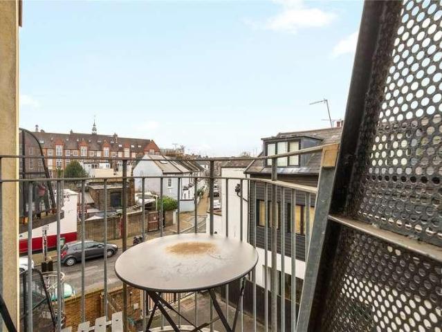 Flat for sale in Clapham Junction, Greater London