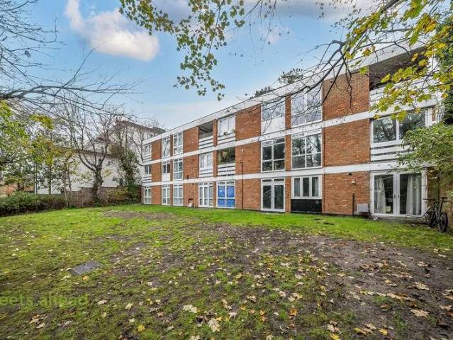 Flat for sale in London Borough of Croydon, Kenley