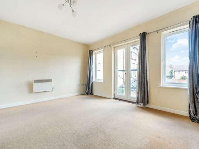 Flat for sale in Newbury Park, Greater London