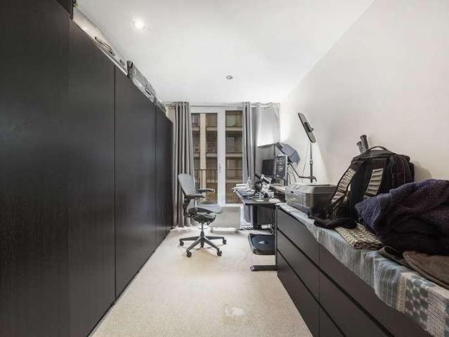 Flat for sale in Canning Town, Greater London