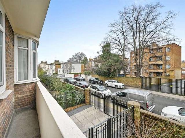 Flat for sale in Shepherd's Bush, Greater London