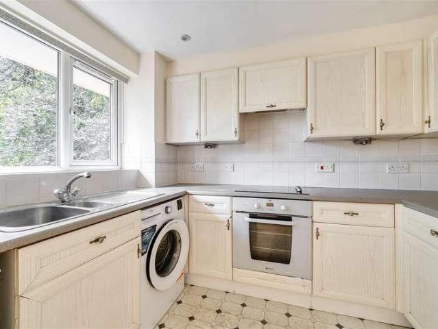 Flat for sale in Crowthorne