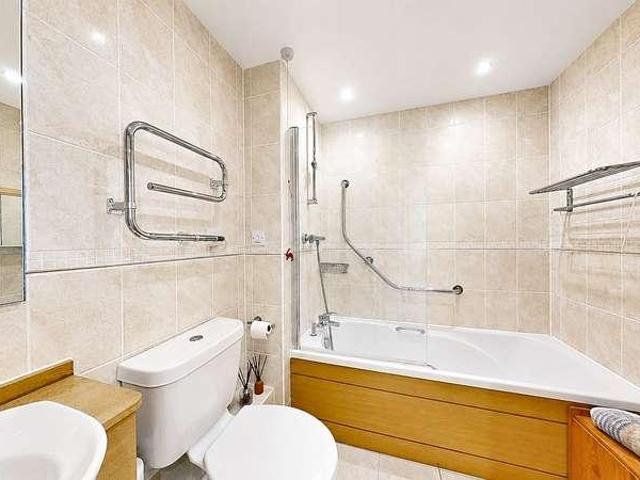 Flat for sale in Oxenden, The Bridge