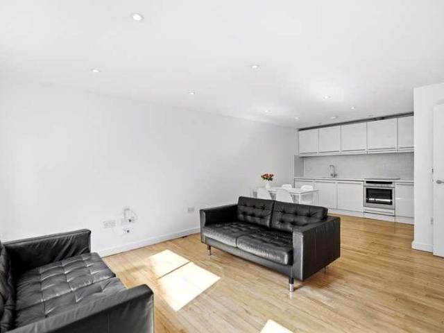 Flat for sale in Herne Hill, Greater London