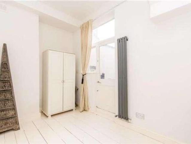 Flat for sale in Shepherd's Bush, Greater London