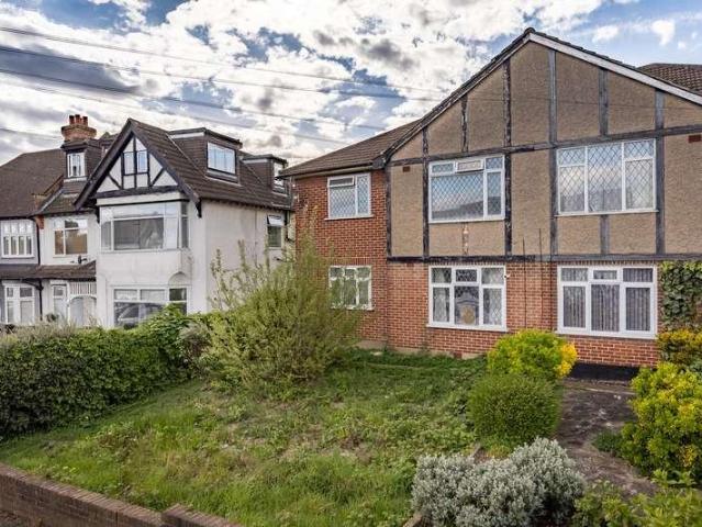 Flat for sale in Chingford, Greater London