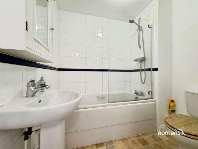 Flat for sale in Bere Hill, Basingstoke and Deane