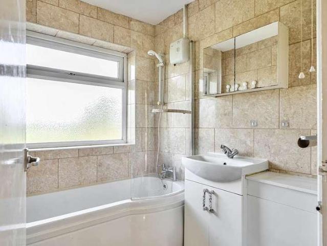Flat for sale in Keynsham, West of England